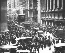 La foule s'attroupe devant l'édifice de la Bourse de New-York, en octobre 1929
