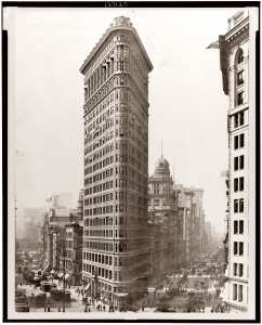 Le Flat Iron Bulding en construction à New-York et achevé en 1902