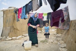Une réfugiée syrienne et son enfant dans un camp informel au Liban