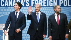 Justin Trudeau (Parti Libéral), le Premier Minisitre Stephen Harper (Parti Conservateur) et Thomas Muclair (Nouveau Parti Démocratique) lors d'un débat sur la politique étrangère canadienne
