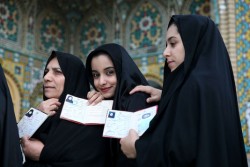 Des Iraniennes patientant devant un bureau de vote