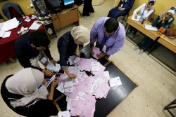 Dépouillement des bulletins dans un bureau de vote à Amman le 20 Septembre 2016