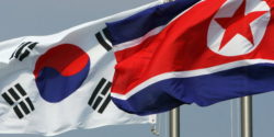 Les deux drapeaux, Sud et Nord coréens hissés sur le site olympique de Pyeongchang.