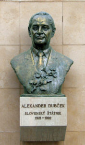 En 1968, Alexander Dubcek met en œuvre son programme intitulé le « socialisme à visage humain » dans le cadre du Printemps de Prague, pour libéraliser son pays.