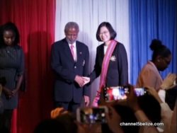 Tsai Ing-wen reçoit l'ordre du Belize des mains du gouverneur général Sir Colville Young