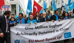 Des manifestants ouïghours à Bruxelles, menés par la militante Rebiya Kadeer, avril 2018.