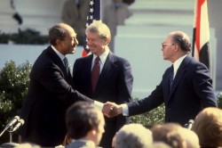 Sadate (à gauche) sert la main de Begin en présence de Jimmy Carter, à Camp David en 1879