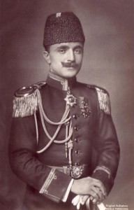 Enver Pacha fut l'homme fort de l'Empire Ottoman à la veille de sa disparition. Champion du panturquisme et des idéaux jeune-turcs, il est aussi l'un des responsables du génocide arménien.