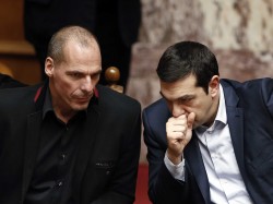 Après avoir négocié avec l'Eurogroupe, le plus dur est d'annoncer la décision au reste de la Grèce.