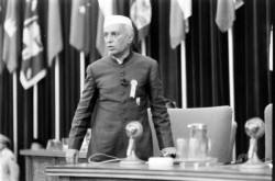 Nehru, instigateur de la conférence de Bandung. Après la fin de la Guerre d'Indochine en 1954, les puissances asiatiques veulent accélérer les mouvements d'indépendance. 