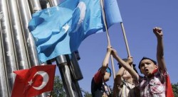 Jeunes ouïgours brandissant le drapeau du Turkestan lors d'une manifestation à Istanbul 