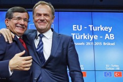 Le premier ministre turc Ahmet Davutoglu et le président du Conseil Européen Donald Tusk au sommet ce dimanche.