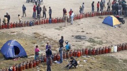 Avec la suspension des exportations indiennes vers le Népal, l'attente peut durer plusieurs jours pour s'approvisionner en gaz et en essence.