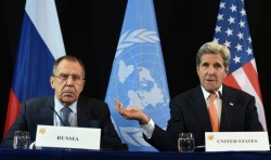 Le ministre russe des affaires étrangères Sergueï Lavrov, et le secrétaire d'Etat John Kerry le 11 février 2016 à Munich à la signature de l'accord sur la cessation des hostilités. Dans l'incapacité de s'entendre sur l'avenir du régime depuis cinq ans, Etats-Unis et Russie ont fini par s'entendre sur l'urgence de la fin des combats.