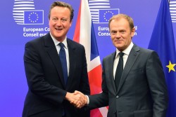 Poignée de main entre David Cameron et le président du Conseil européen Donald Tusk