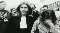Gisèle Halimi, lors du procès de Bobigny en 1972, dénonce la loi de 1920 qui pénalise l’avortement