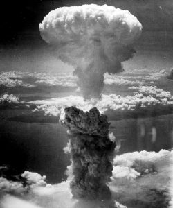 Nuage champignon causé par l'explosion de la bombe atomique "Fat Man" le 9 août 1945, sur la ville de Nagasaki (Japon), par l'armée américaine. 