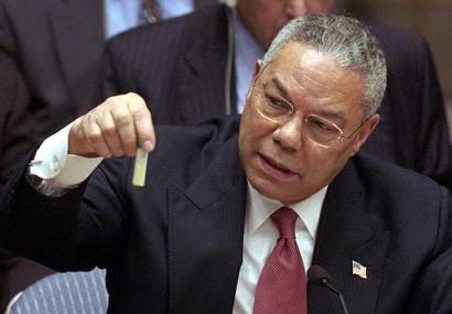 Colin Powell (Secrétaire d'Etat des Etats, 2001-5) tenant une fiole d'anthrax. Il cherchait alors à convaincre le Conseil de Sécurité des NU que l'Irak possèdait des ADM.