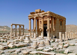 Un temple à Palmyre, pillé puis détruit, dont les objets archéologiques sont vendus par l'EI. 