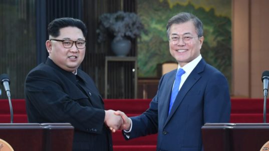 Rencontre historique entre Moon Jae In et Kim Jong Eun lors du premier sommet inter-coréen depuis 11 ans.
