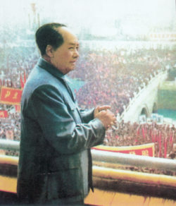 Mao Zedong lance la Révolution culturelle en 1966.
