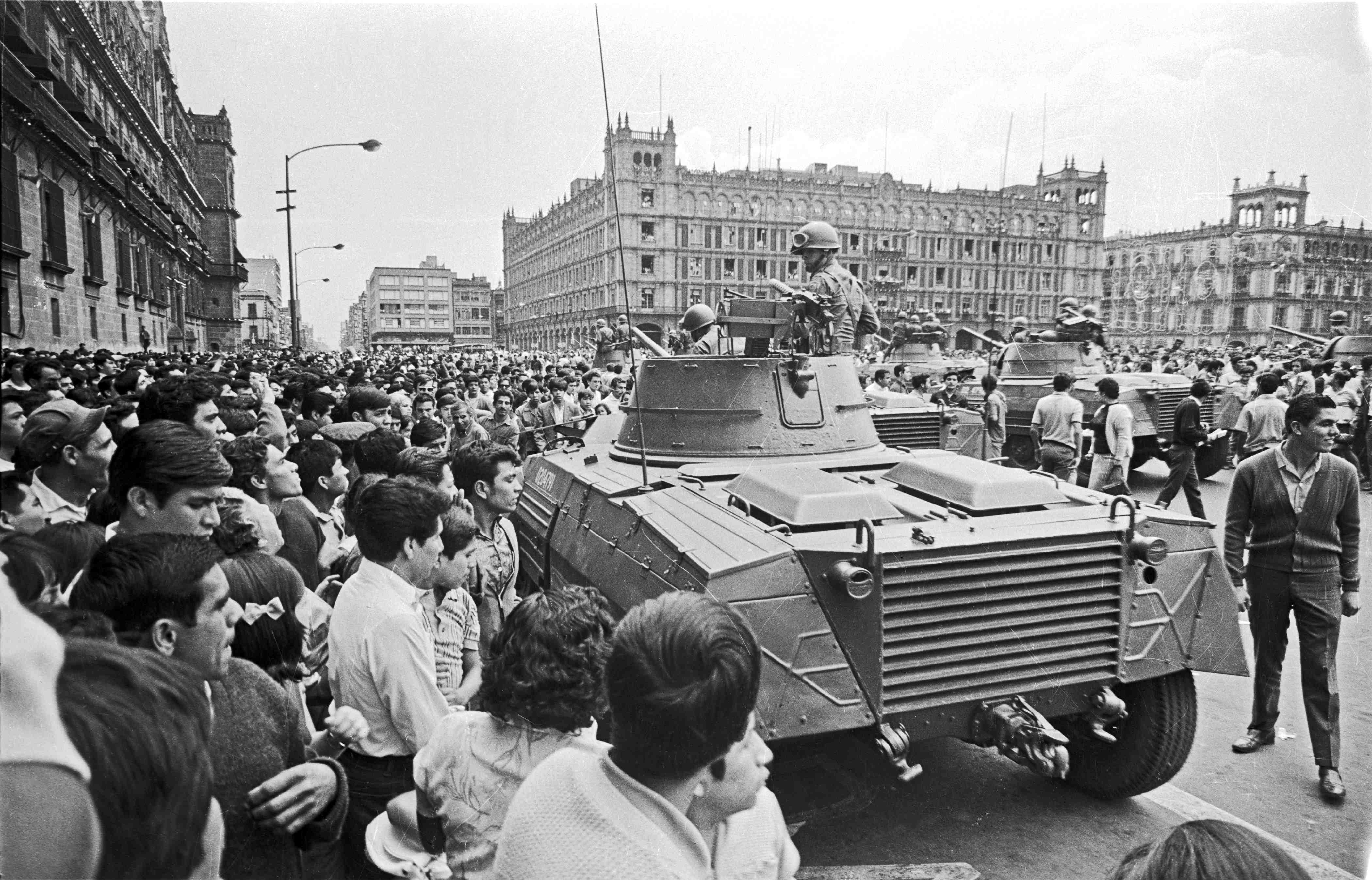 Le 2 octobre 1968, le gouvernement mexicain envoie l'armée pour réprimer une manifestations étudiants. Des centaines de jeunes mexicains sont tués, blessés ou emprisonnés.