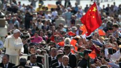 Des fidèles chinois saluent le pape François