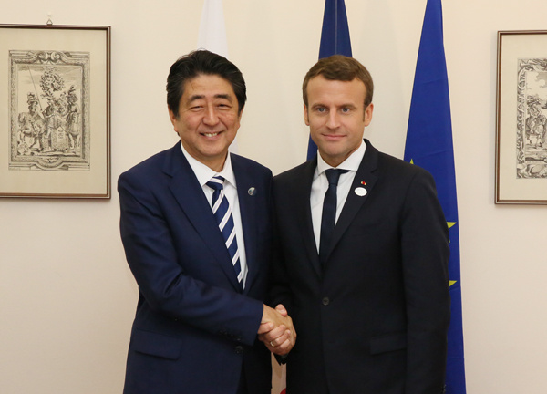 Shinzô Abe et Emmanuel Macron.