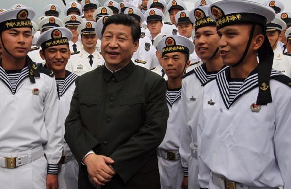 Xi Jinping entouré de marins chinois: préparation pour la guerre en mer de Chine méridionale.