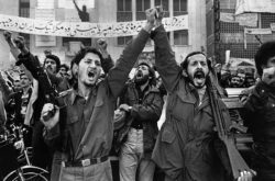 Deux hommes manifestent durant la révolution iranienne