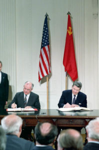 signature entre Gorbatchev et Reagan du traité FNI