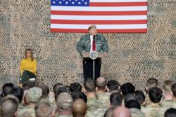 Le président Trump rend visite aux troupes américaines en Irak, décembre 2018.