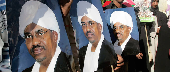 Trois portraits d'Omar El-Béchir, ex-Président soudanais, dans les manifestations de Khartoum