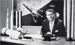 Une photographie de Werhner Von Braun, ingénieur aérospatial du côté américain