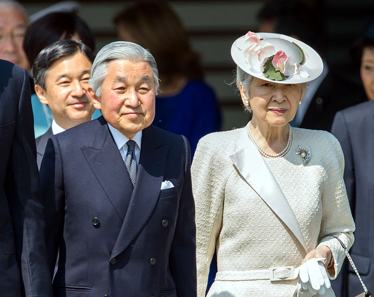 L'empereur Akihito et l'impératrice Michiko. Derrière, le prince héritier Naruhito.
