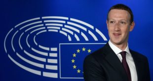 Taxe GAFA : Mark Zuckerberg, PDG de Facebook devant le drapeau européen