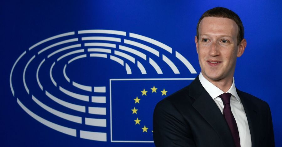 Taxe GAFA : Mark Zuckerberg, PDG de Facebook devant le drapeau européen