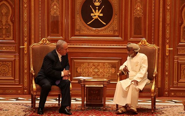 Le sultan d'Oman, Qaboos lors d'une rencontre avec le Premier ministre israélien Benyamin Netanyahou.