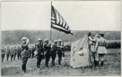 Le 104e régiment d'infanterie américain décoré par le Général Français Passaga lors de la Première Guerre mondiale.