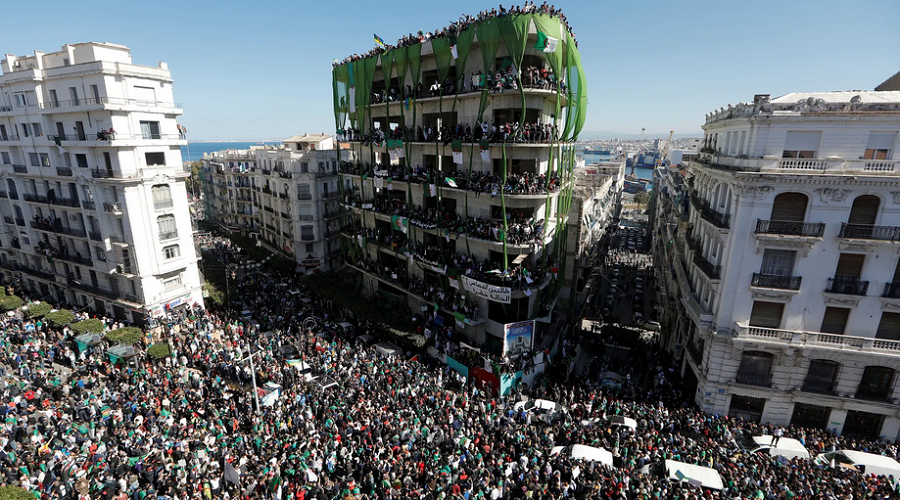 Manifestations à Alger, où la jeunesse arabe poursuit sa révolution