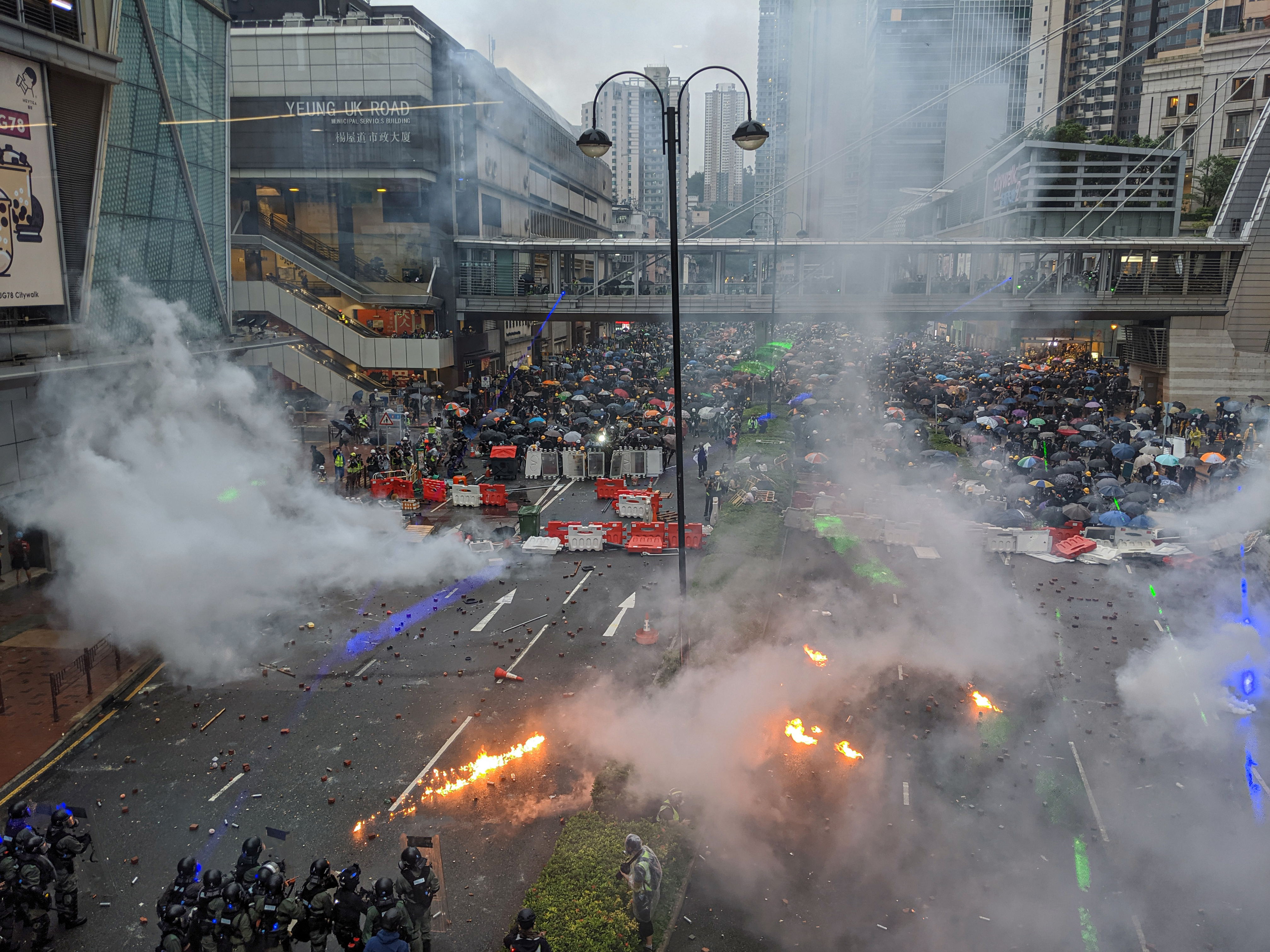 Affrontements entre policiers et manifestants à Hong Kong