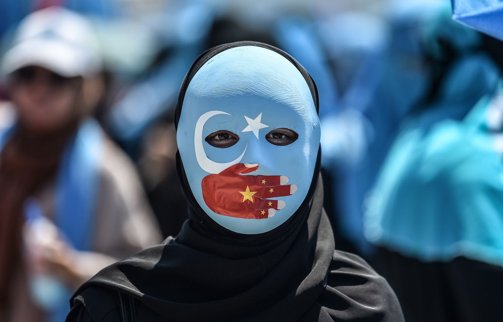 Un manifestant dénonce le sort réservé aux Ouïghours
