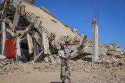 Un homme et son fils yéménites dans un camps de déplacés
