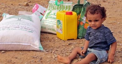 Enfant yéménite et aides humanitaires