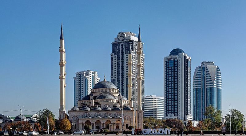 Grozny, capitale de la République tchétchène, est le lieu de villégiature du despote Kadyrov qui instrumentalise l’islam en adoptant une approche rigoriste de la religion