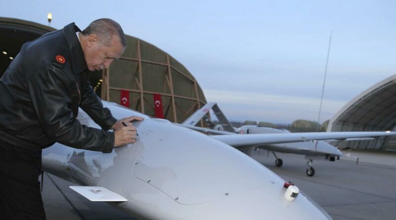 Le président turc, Erdogan, visite une base militaire où des drones Bayraktar TB2 y sont stationnés. Ce drone a rendu célèbre l'industrie de défense turque.