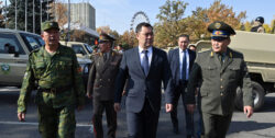 Sadyr Japarov inspectant le matériel militaire destiné aux soldats stationnés à la frontière entre le Kirghizstan et le Tadjikistan, le 21 octobre 2021.