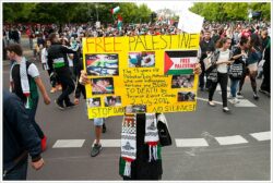 Manifestation en Palestine, en 2014. Le slogan principal affiché sur les pancartes est "Free Palestine". En 2022, la trêve à Gaza est une nouvelle étape dans le conflit. 