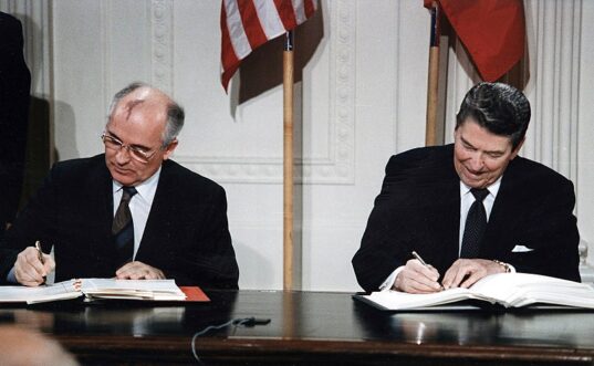 Gorbatchev et Reagan signent le 8 décembre 1987 à Washington le traité sur les forces nucléaires à portée intermédiaire.