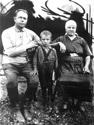 Mikhaïl Gorbatchev et ses grands parents, dans les années 30. Via Wikimedia Commons